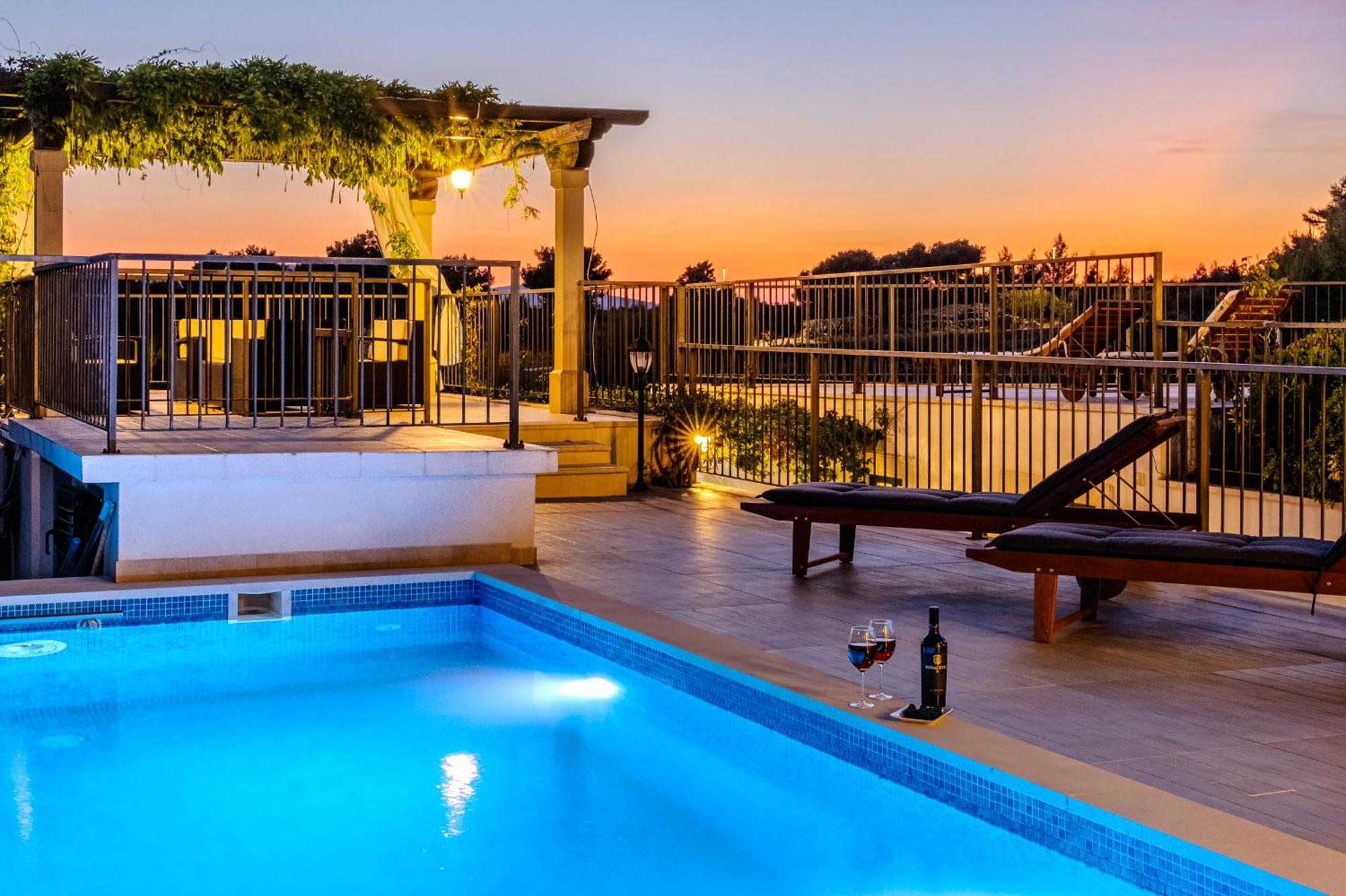 Villa Julia With Heated Pool, Ideal For Large Groups Milna  Eksteriør billede
