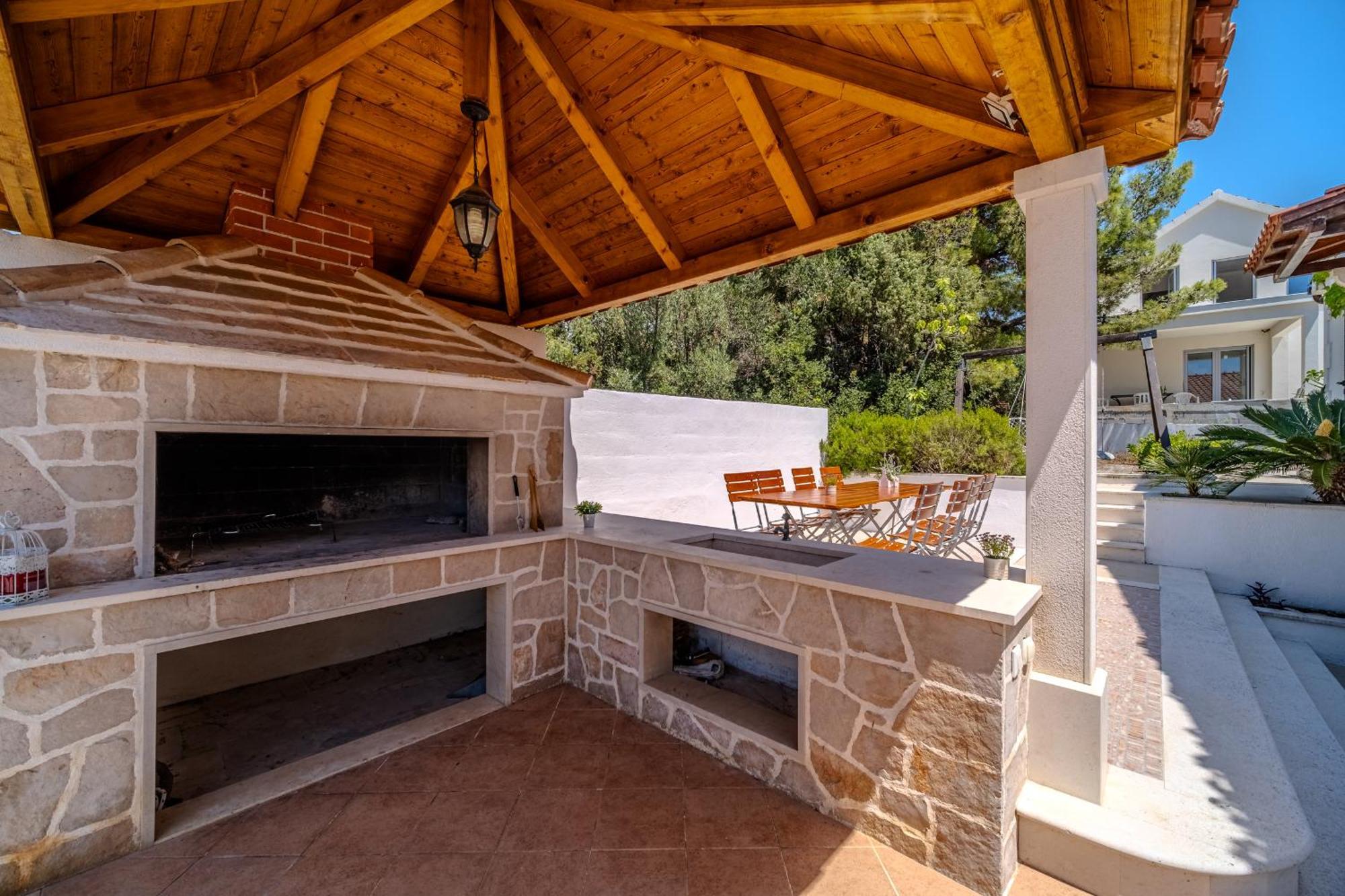 Villa Julia With Heated Pool, Ideal For Large Groups Milna  Eksteriør billede