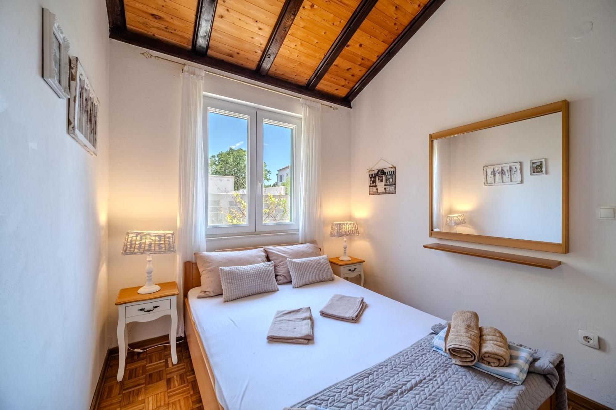 Villa Julia With Heated Pool, Ideal For Large Groups Milna  Eksteriør billede